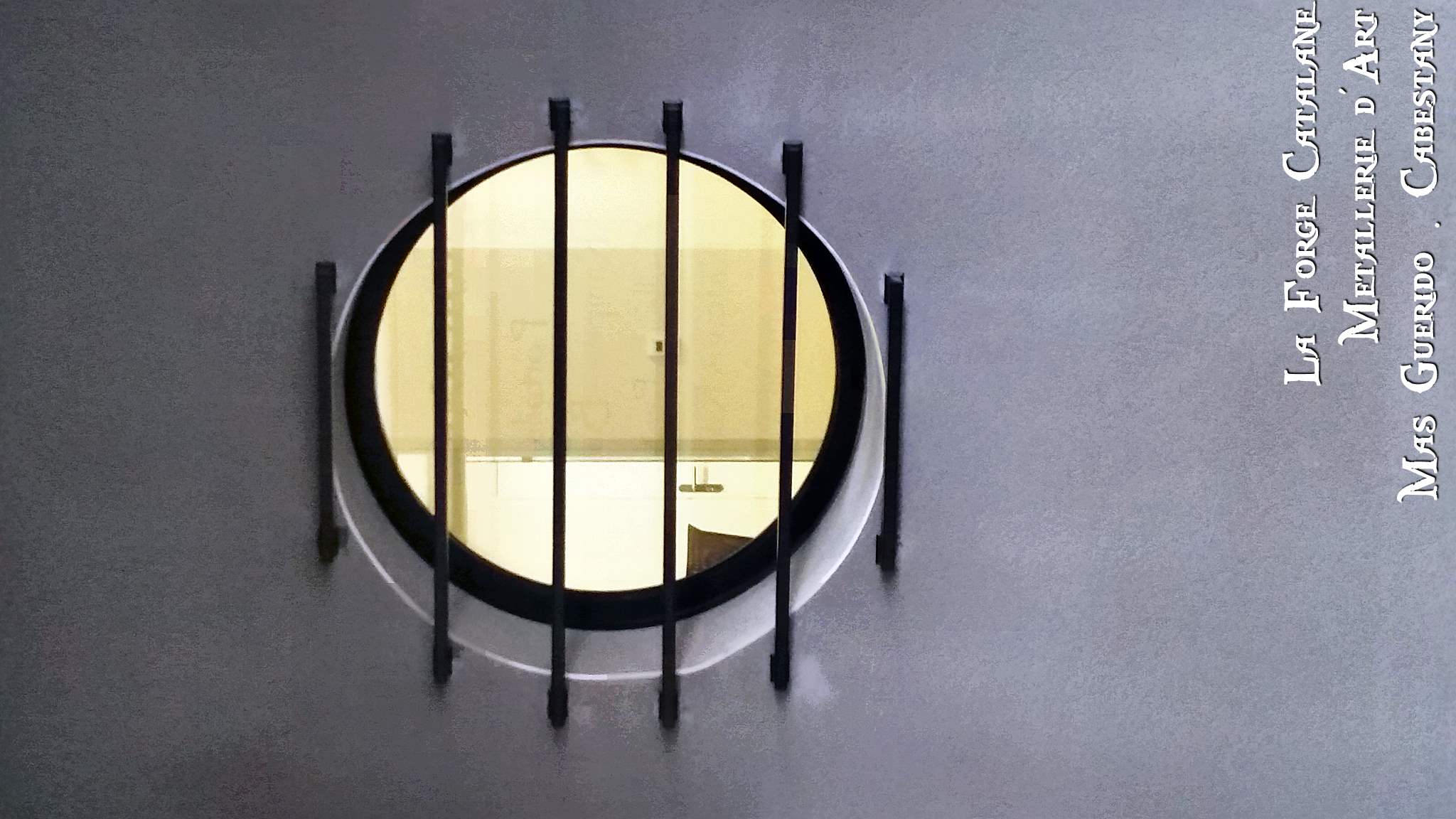 grille oeil de boeuf fer horizontal scellement facade forge catalane 2.jpg